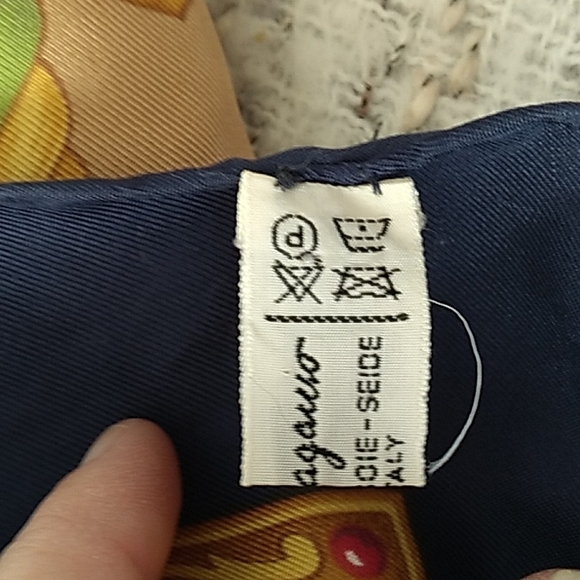 Salvatore Ferragamo Safari Tigers Gold Silk Scarf Vintage hand rolled edges - Picture 13 of 14